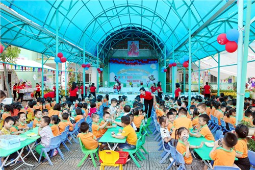 Trường mầm non cự khối tổ chức tiệc buffet cho học sinh năm học 2018- 2019